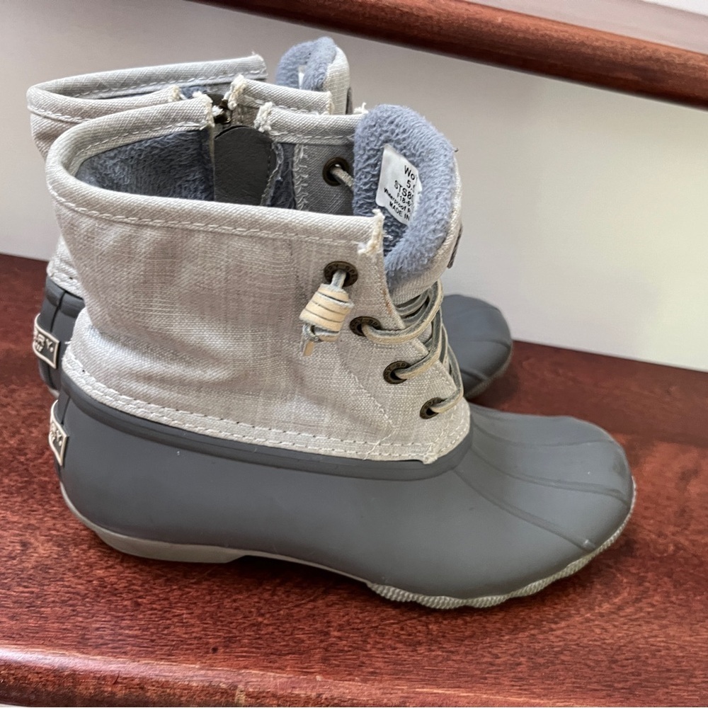 Sperry Duck Boots ladies size 5.5. Colour grey, good preloved condition.